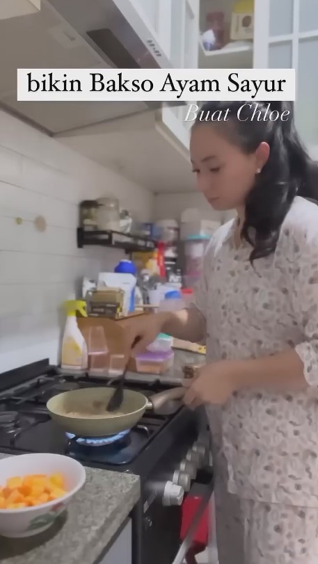 Punya dapur minimalis penuh perabotan, intip 9 potret dapur minimalis Asmirandah dan Jonas Rivanno