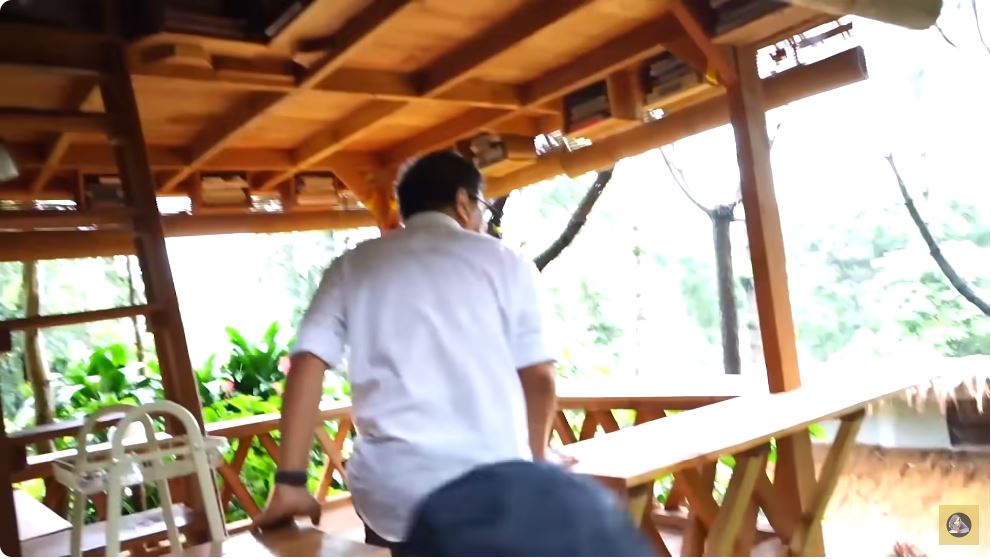 Rumah Rocky Gerung ada di tengah kebun, intip 9 potret gazebo kamar tidurnya menyatu dengan alam