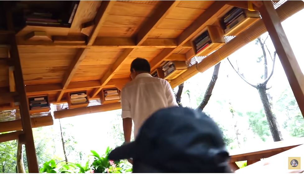 Rumah Rocky Gerung ada di tengah kebun, intip 9 potret gazebo kamar tidurnya menyatu dengan alam