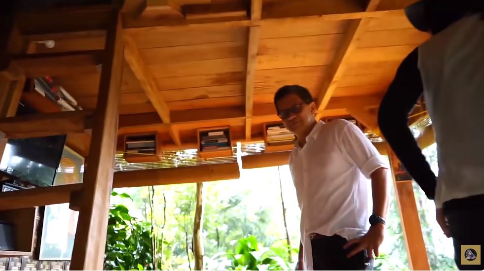 Rumah Rocky Gerung ada di tengah kebun, intip 9 potret gazebo kamar tidurnya menyatu dengan alam