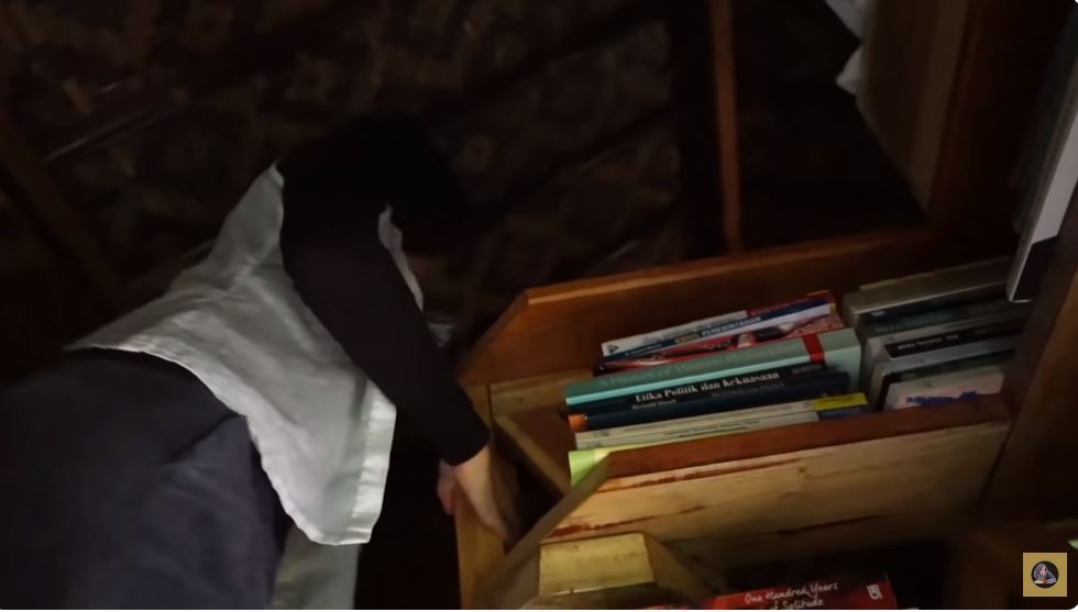 Rumah Rocky Gerung ada di tengah kebun, intip 9 potret gazebo kamar tidurnya menyatu dengan alam