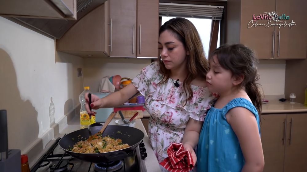 Cerai dari Stefan William bisa beli rumah mewah, 10 potret dapur Celine Evangelista ini mewah minim