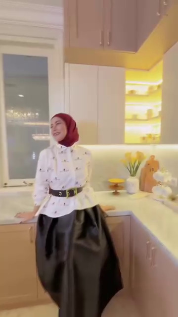 Rumahnya ditaksir Rp 50 miliar, 9 potret dapur baru Olla Ramlan ini lampu mewahnya curi perhatian