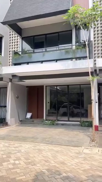 Punya rumah sekaligus kantor baru, ini 9 potret hunian Arya Saloka interiornya serba hijau bikin adem