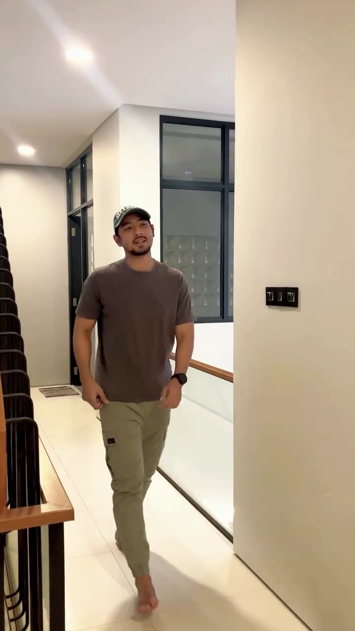 Punya rumah sekaligus kantor baru, ini 9 potret hunian Arya Saloka interiornya serba hijau bikin adem