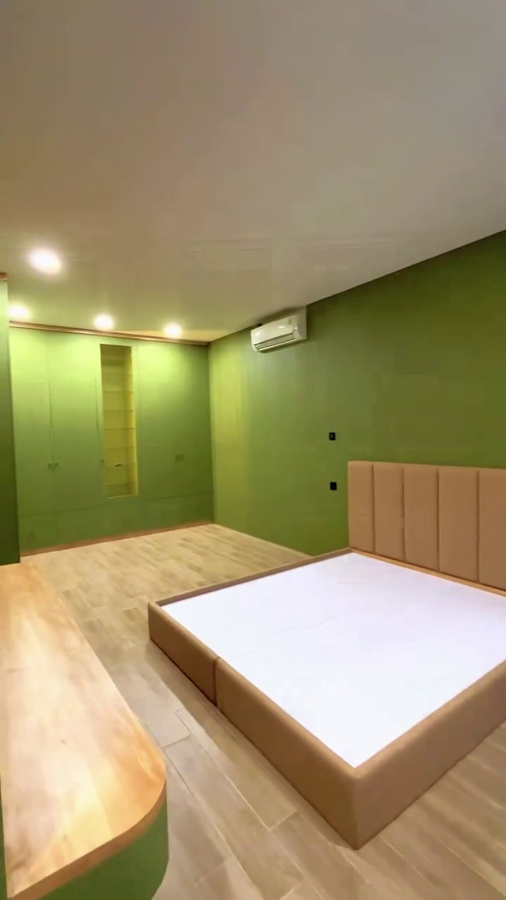 Punya rumah sekaligus kantor baru, ini 9 potret hunian Arya Saloka interiornya serba hijau bikin adem