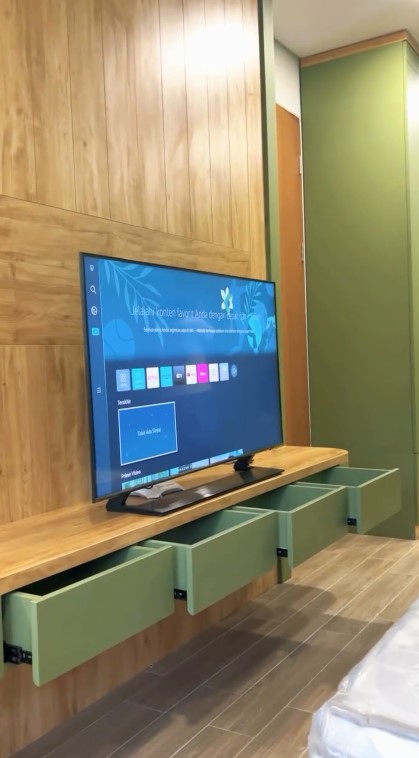 Hunian baru Arya Saloka estetik serba hijau, 9 potret kamar utamanya serasa tidur di vila