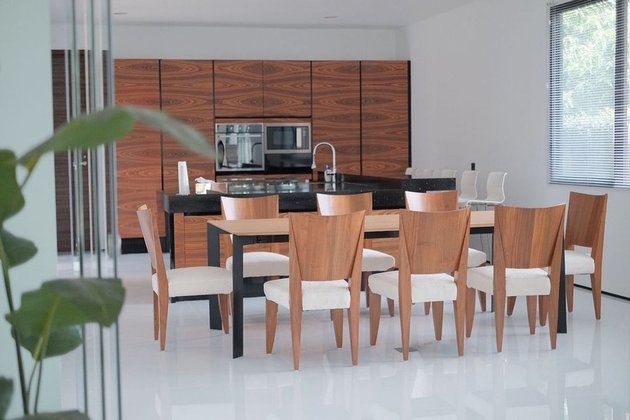 Perpaduan monokrom dan cokelat kayu, 11 potret rumah Titi DJ ini bergaya minimalis, dapurnya estetik
