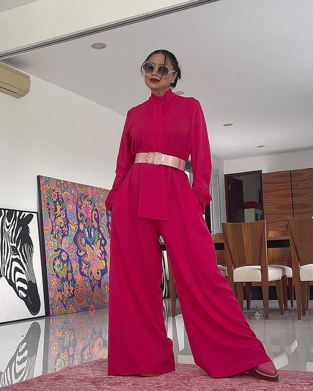 Perpaduan monokrom dan cokelat kayu, 11 potret rumah Titi DJ ini bergaya minimalis, dapurnya estetik