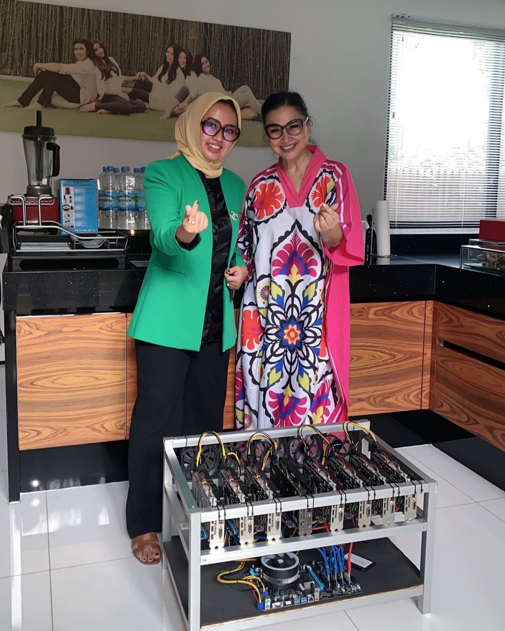 Perpaduan monokrom dan cokelat kayu, 11 potret rumah Titi DJ ini bergaya minimalis, dapurnya estetik