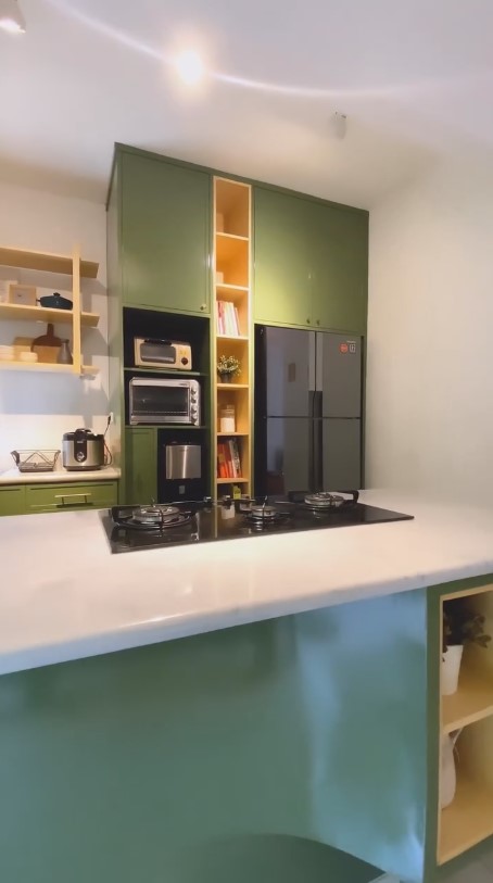 Pernah huni kontrakan sepetak kini rumahnya mewah, 10 potret dapur Enno Lerian serba hijau menyegarkan