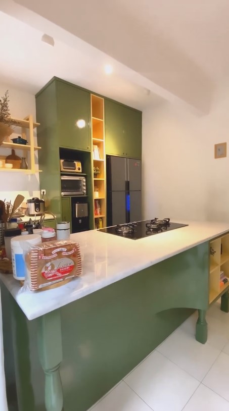 Pernah huni kontrakan sepetak kini rumahnya mewah, 10 potret dapur Enno Lerian serba hijau menyegarkan