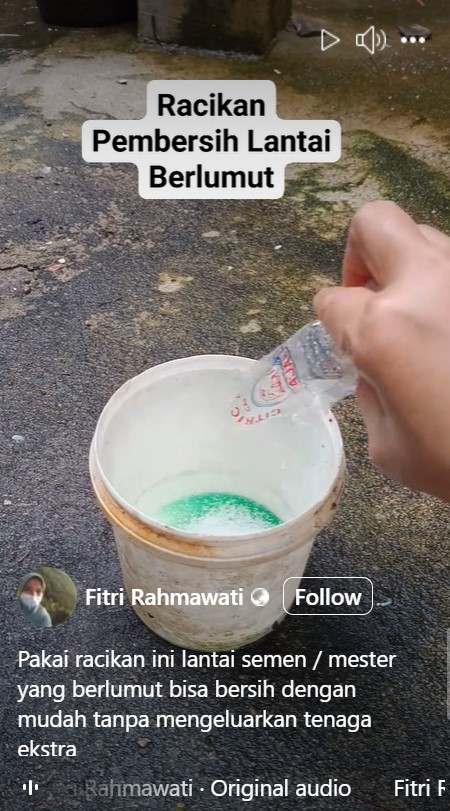 Bermodal 2 bahan sederhana, ini cara bersihkan lumut tebal di lantai semen supaya nggak bikin licin