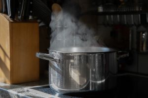 Cara mengatasi tangan yang terkena air panas saat masak, lengkap penjelasan penanganan dan pencegahan
