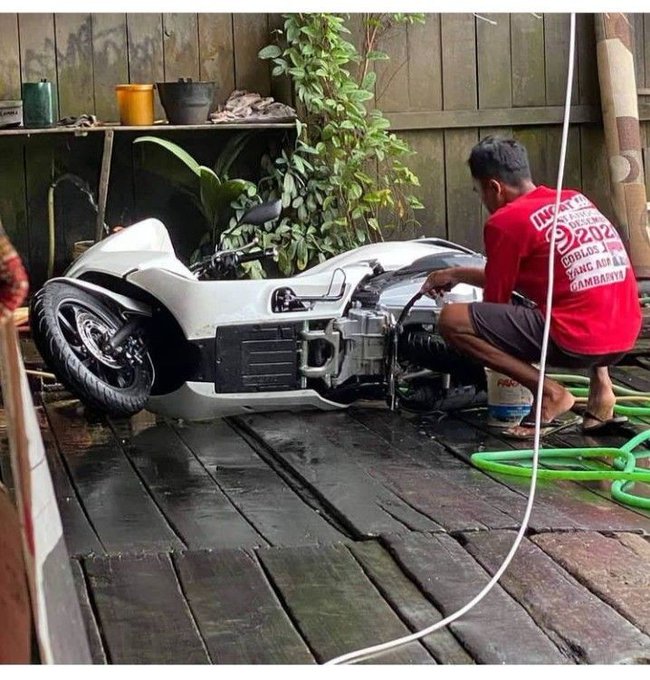 11 Gaya lucu orang nyuci kendaraan ini bikin tepuk jidat, susah diungkap dengan kata-kata