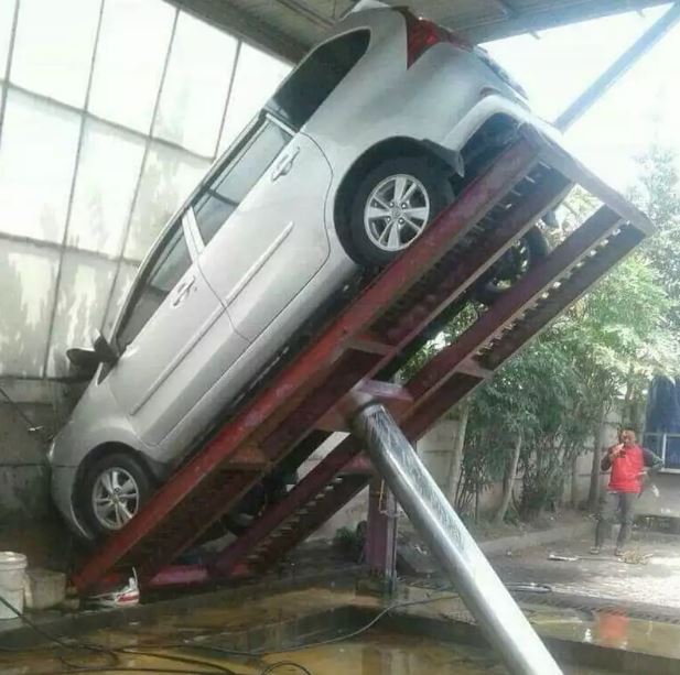11 Gaya lucu orang nyuci kendaraan ini bikin tepuk jidat, susah diungkap dengan kata-kata