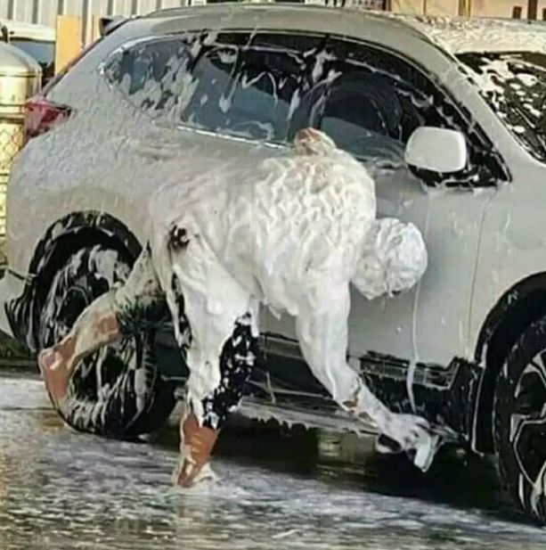11 Gaya lucu orang nyuci kendaraan ini bikin tepuk jidat, susah diungkap dengan kata-kata