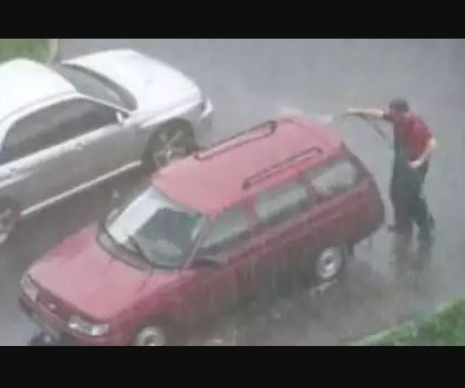 11 Gaya lucu orang nyuci kendaraan ini bikin tepuk jidat, susah diungkap dengan kata-kata