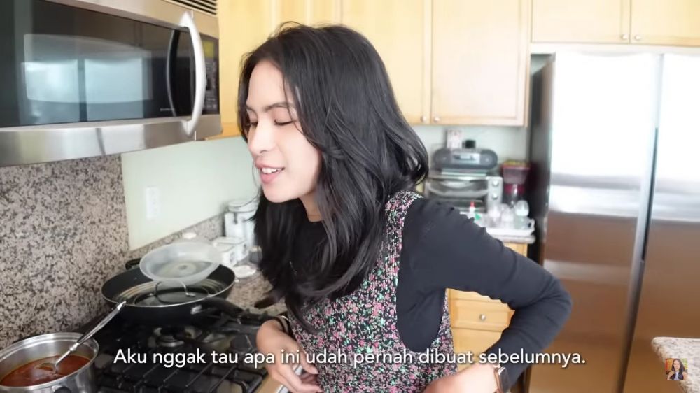 Mertua Maudy Ayunda punya rumah di Amerika Serikat, 9 potret dapurnya yang mewah tapi jadul