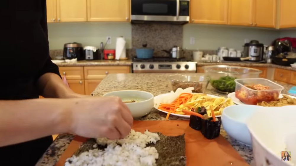 Mertua Maudy Ayunda punya rumah di Amerika Serikat, 9 potret dapurnya yang mewah tapi jadul