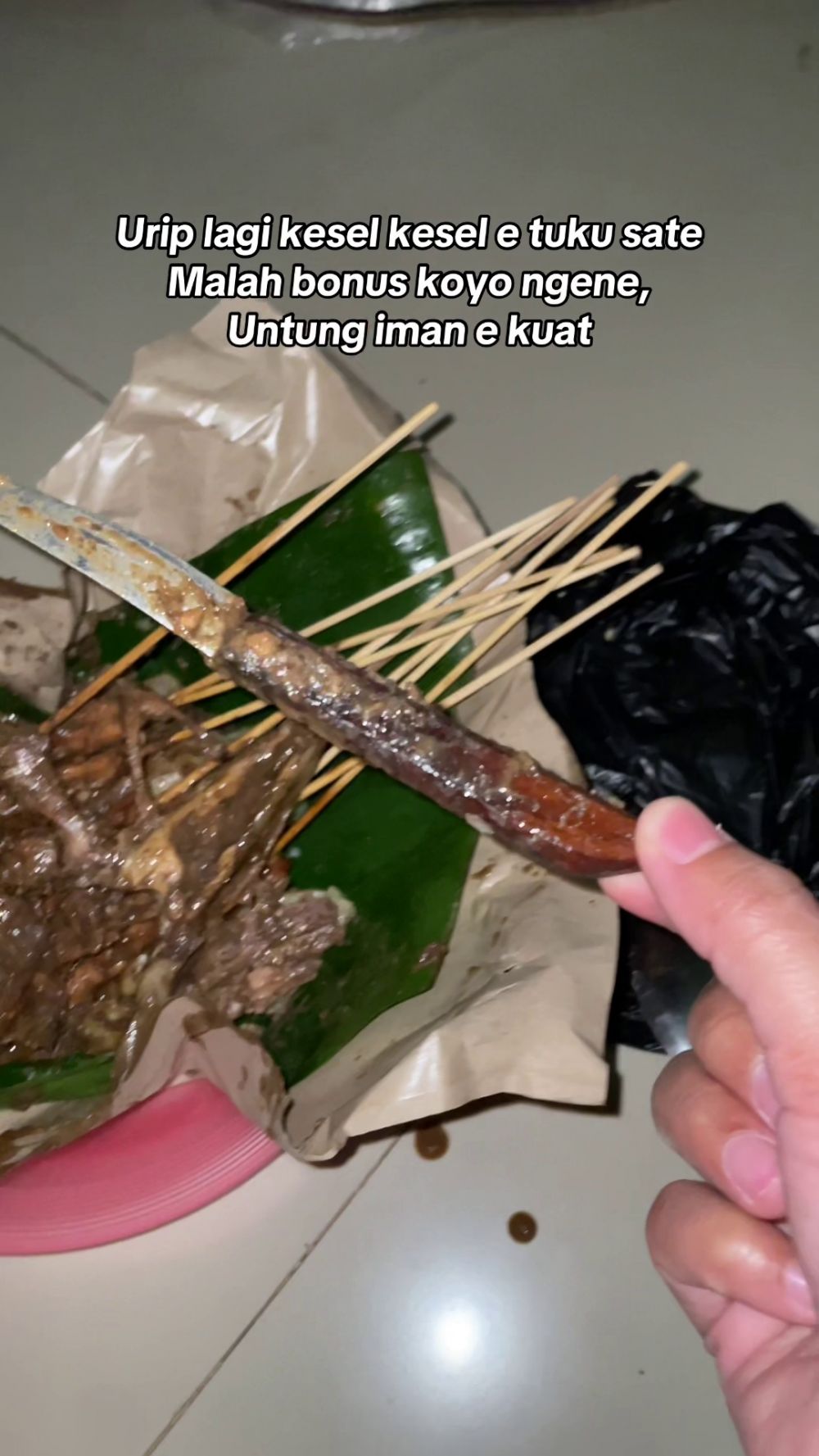 Jika tak teliti bisa berdarah-darah, momen wanita temukan bonus topping tak terduga dalam sate bungkus