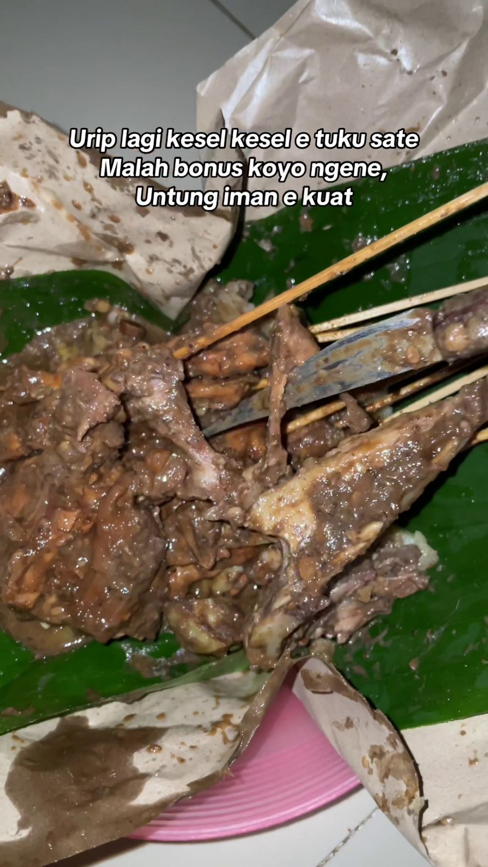 Jika tak teliti bisa berdarah-darah, momen wanita temukan bonus topping tak terduga dalam sate bungkus