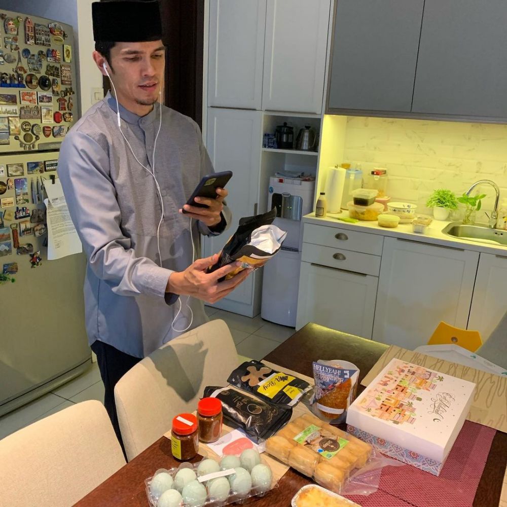 Hobi ngantor naik angkutan umum, Adrian Maulana ternyata punya rumah mewah, intip 9 potret dapurnya