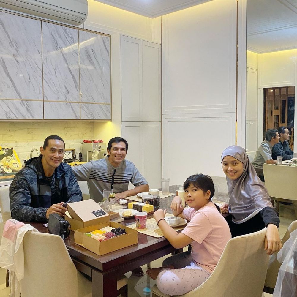 Hobi ngantor naik angkutan umum, Adrian Maulana ternyata punya rumah mewah, intip 9 potret dapurnya
