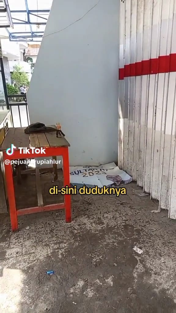 Bukan pakai CCTV, cara pedagang pantau gerobak dagangan dari jauh ini kreatif, bisa ditinggal rebahan