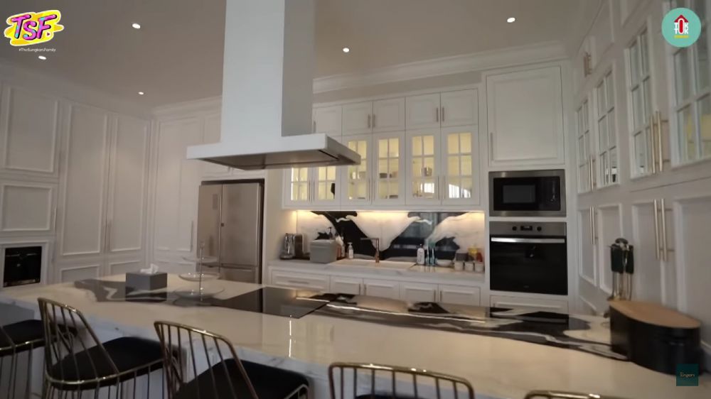 Letaknya tersembunyi, ini 9 potret dapur kotor Zaskia Sungkar nggak kalah mewah dari dapur bersihnya