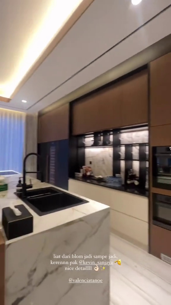 9 Potret dapur mewah Kevin Sanjaya dan Valencia Tanoe, viewnya bak vila di tengah hutan