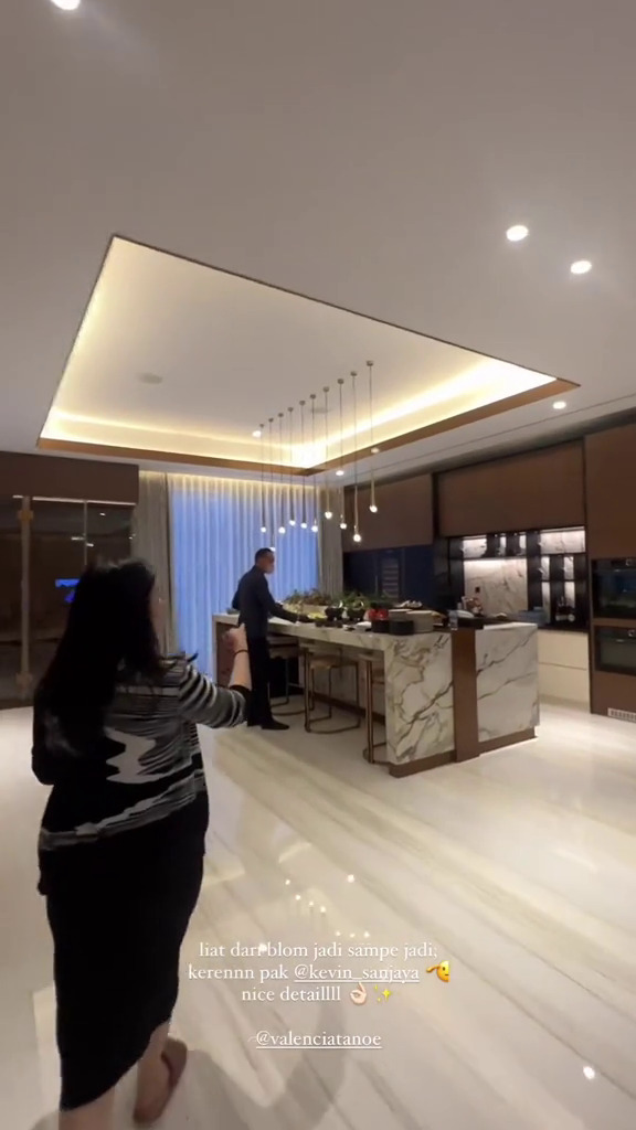 9 Potret dapur mewah Kevin Sanjaya dan Valencia Tanoe, viewnya bak vila di tengah hutan