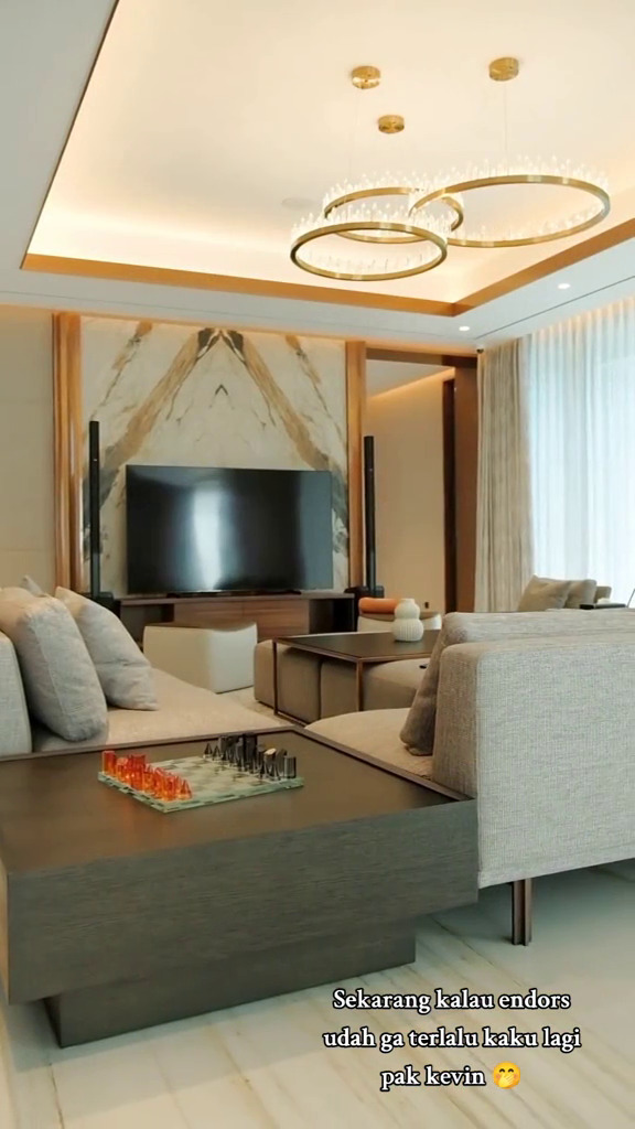 9 Potret dapur mewah Kevin Sanjaya dan Valencia Tanoe, viewnya bak vila di tengah hutan