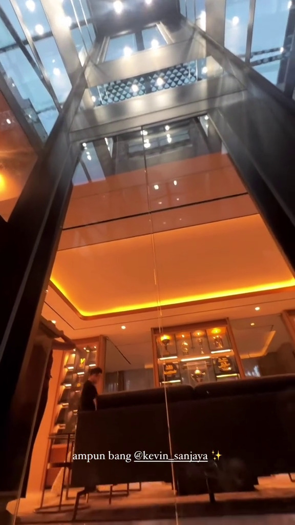 9 Potret dapur mewah Kevin Sanjaya dan Valencia Tanoe, viewnya bak vila di tengah hutan