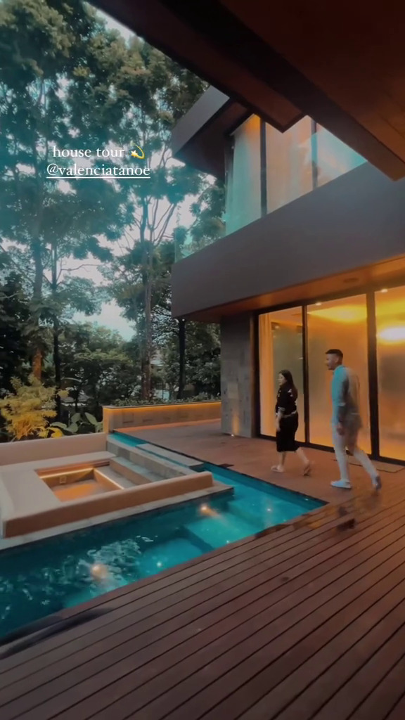 9 Potret dapur mewah Kevin Sanjaya dan Valencia Tanoe, viewnya bak vila di tengah hutan