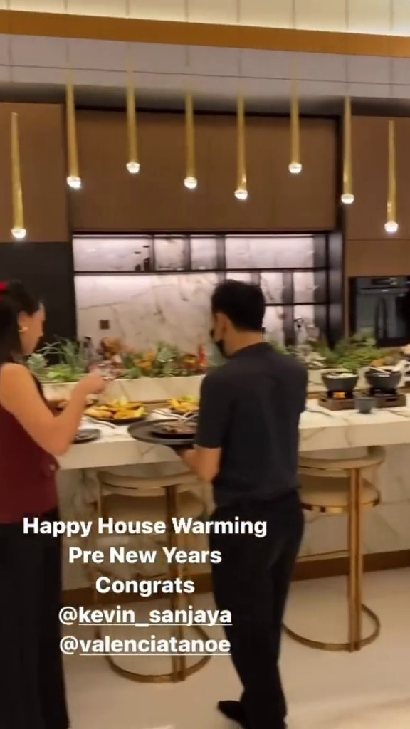 9 Potret dapur mewah Kevin Sanjaya dan Valencia Tanoe, viewnya bak vila di tengah hutan