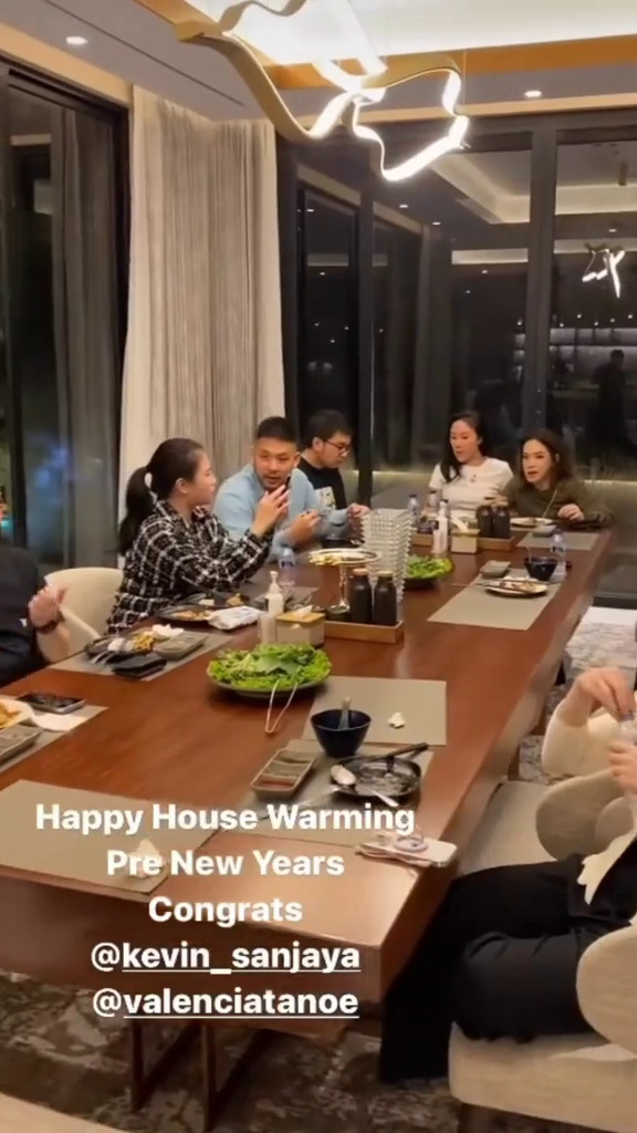 9 Potret dapur mewah Kevin Sanjaya dan Valencia Tanoe, viewnya bak vila di tengah hutan