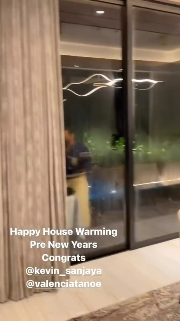 9 Potret dapur mewah Kevin Sanjaya dan Valencia Tanoe, viewnya bak vila di tengah hutan