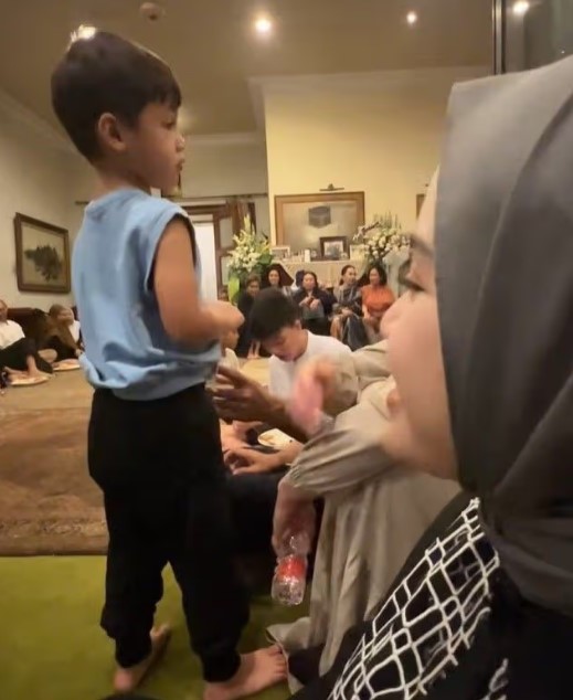 9 Momen Baim Wong gelar tahlilan 7 hari meninggalnya sang ayah, kehadiran Marshanda bikin salah fokus