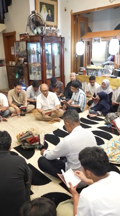 9 Momen Baim Wong gelar tahlilan 7 hari meninggalnya sang ayah, kehadiran Marshanda bikin salah fokus