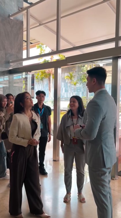 Fuji temani Verrel Bramasta ngantor di Senayan, 9 potret kebersamaannya disebut bak pasangan drakor