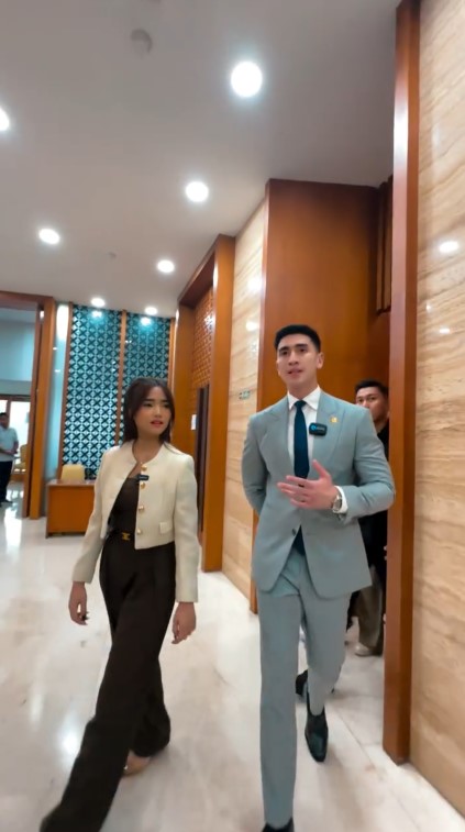 Fuji temani Verrel Bramasta ngantor di Senayan, 9 potret kebersamaannya disebut bak pasangan drakor