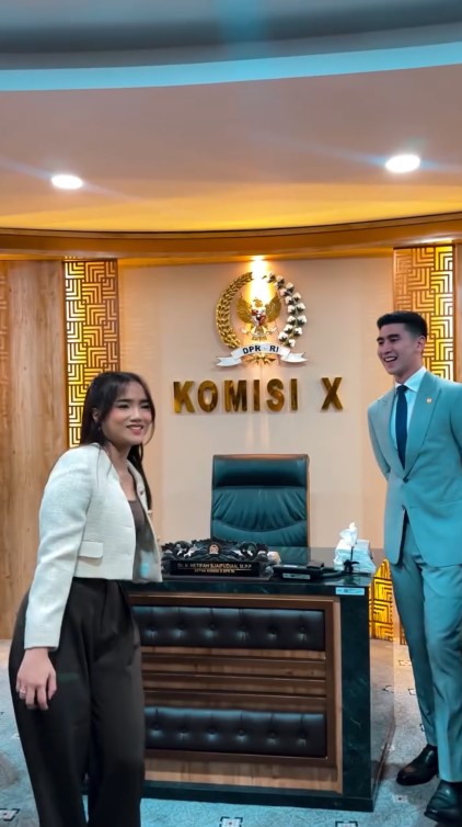 Fuji temani Verrel Bramasta ngantor di Senayan, 9 potret kebersamaannya disebut bak pasangan drakor