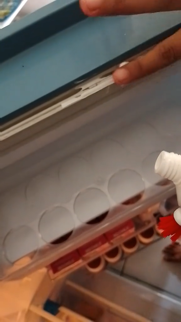 Trik cepat bersihkan noda jamur di karet pintu kulkas pakai 1 bahan sederhana, tak perlu repot bongkar