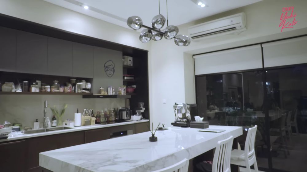 Ada kitchen island serbaguna, intip 9 potret dapur Vidi Aldiano di rumah minimalis tapi nggak sumpek