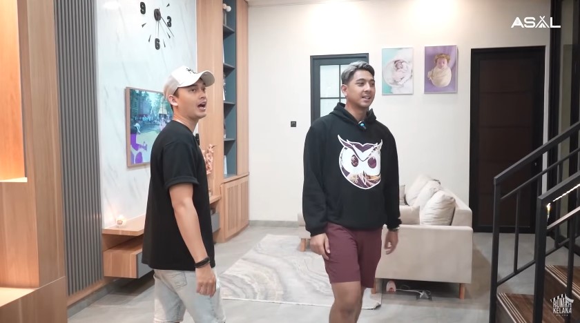 Berkarier sejak 2013 kini berhasil punya rumah megah, intip 9 potret dapur minimalis Ikbal Fauzi