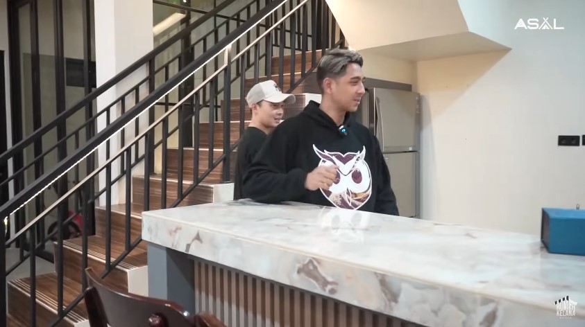 Berkarier sejak 2013 kini berhasil punya rumah megah, intip 9 potret dapur minimalis Ikbal Fauzi