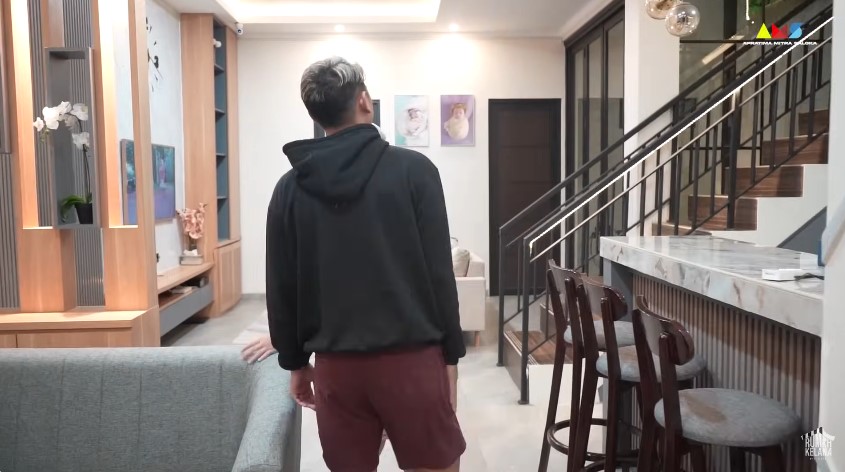 Berkarier sejak 2013 kini berhasil punya rumah megah, intip 9 potret dapur minimalis Ikbal Fauzi