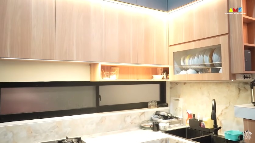 Berkarier sejak 2013 kini berhasil punya rumah megah, intip 9 potret dapur minimalis Ikbal Fauzi