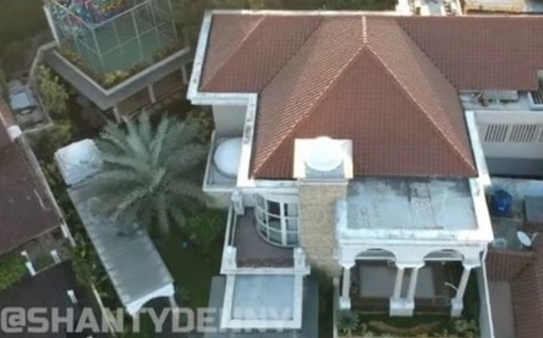 Mantan penjual gorengan ini kini jadi artis sukses punya rumah Rp 15M, intip 11 potret hunian mewahnya